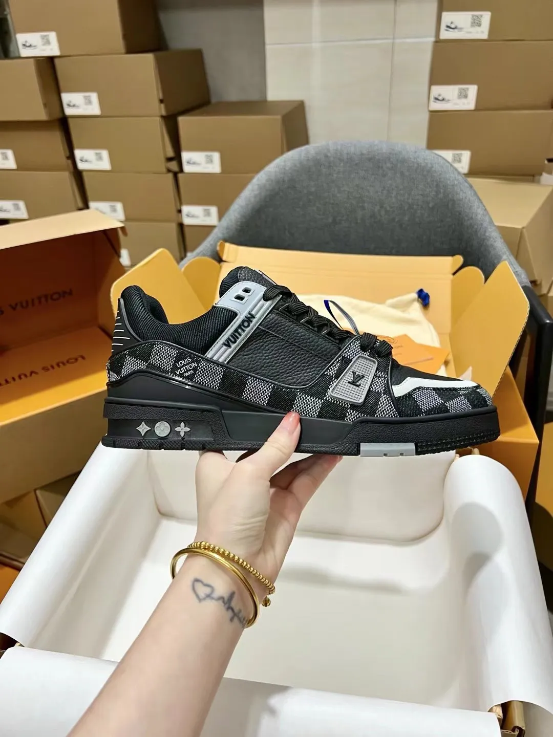 🚗Factory price: 840💰Male size# Dongguan top purchasing version LV trainer "Couple limited series casual sports basketball shoes, good-looking, handsome on the feet, every color is huge and beautiful! A must-have item for fashionistas🛍 Original custom-made embossed grained calfskin (non-market microfiber leather, everyone needs to distinguish!) Symmetrical old pattern washed denim; all accessories and accessories are customized according to the original 1:1 Even the color matching of the shoelaces is 1:1 customized. Many small designs must be original to be seen. The quality lies in the details! The original consistent chip tag can be purchased directly from the LV official website😏 Please look for our quality‼ ️Please pay attention to the market currency materials! Outdoor driver’s driving shoes🚗